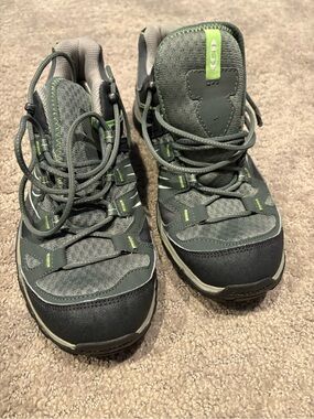Women’s SALOMON hiking shoe in grey and green